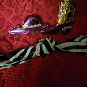 Women's Cowgirl Purple Hat & Booth Brooch